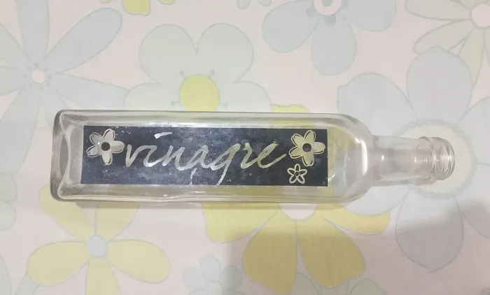 Garrafa de vinagre e condimentos