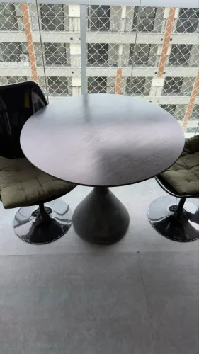 Mesa redonda com base de pedra e duas cadeiras tulipas