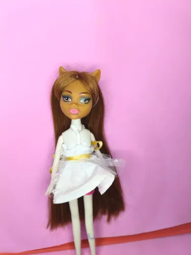 Boneca monster high claweden usada