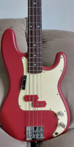 Baixo Squier Caps EMG