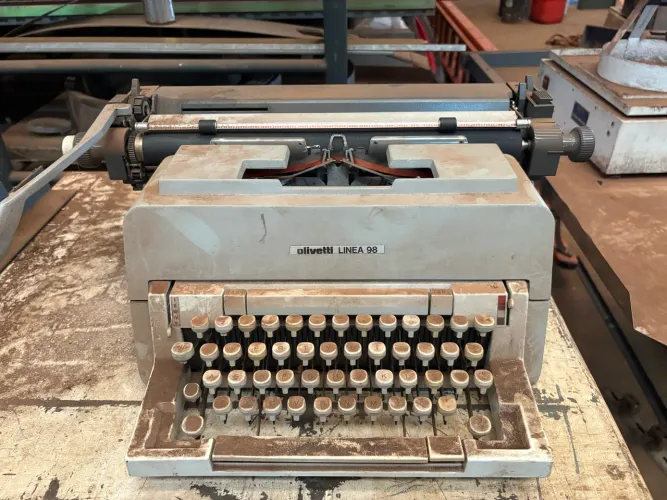 Máquina de datilografar / escrever OLIVETTI