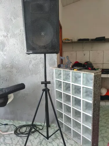 Percussões, som e cubo de baixo