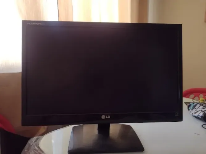 Monitor LG E2241 60Hz (com mancha na tela)