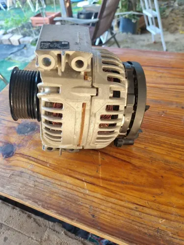 Alternador bosch 24 volt 80 amperes.