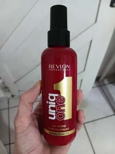 Revlon Professional Uniq One é um tratamento capilar em spray leave-in 10 em 1.