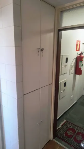 Armário embutido com quatro portas MDF. 