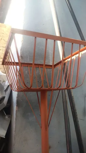 Lixeira fabricada em aço 