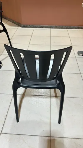 Cadeira reforçada de plástico 