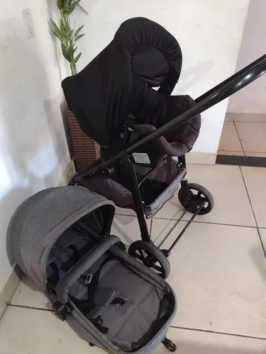 Carrinho moisés com bebê conforto