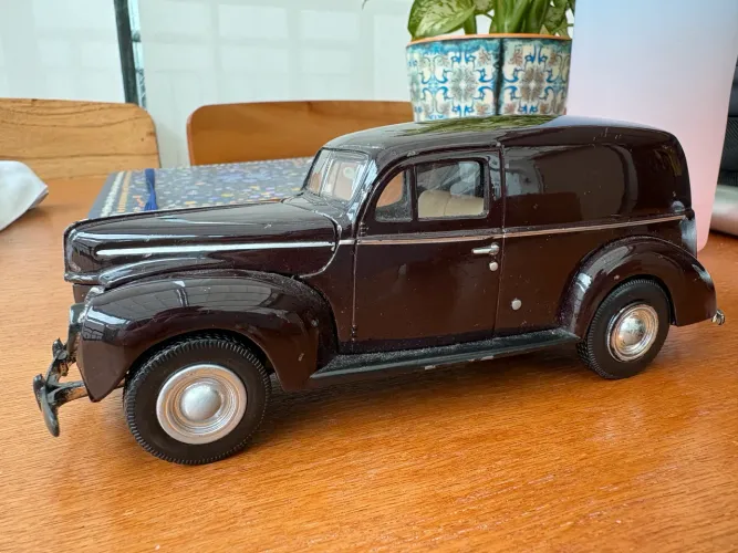 Miniatura ford sedan delivery 1/24
