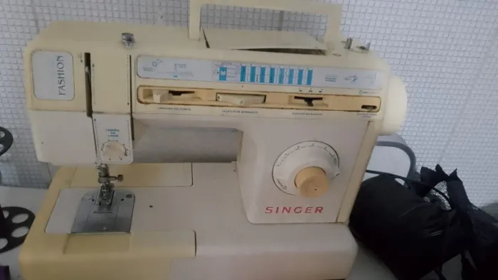 Máquina de costura reta Singer