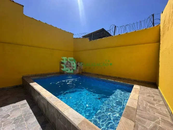 CASA EM MONGAGUA COM PISCINA E BARATA , APROVEITE .