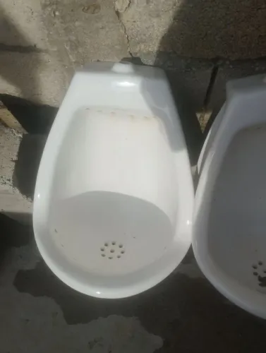 Lavatório de banheiro e faz dois vasinhos sanitários