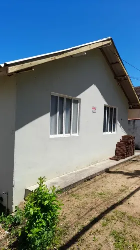 Vendo casa na Costeira do Pirajubaé, com dois quartos, terreno de 374 metros quadrad