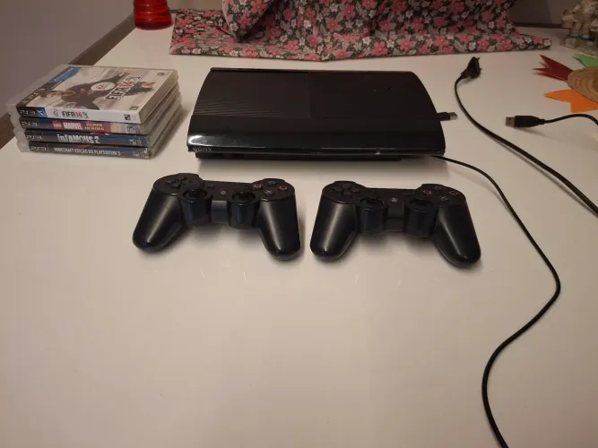 PS3 Super Slim 280GB Desbloqueado (HEN) + 2 Controles + 4 Jogos
