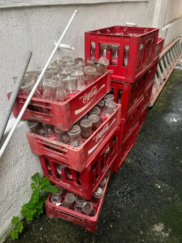 Cascos e caixas de Coca cola 
