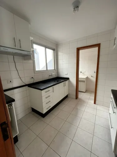 Aluga-se Apto com 3 quartos, Cozinha com planeja, lavanderia, 1 banheiro, sala/jantar