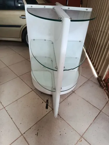 Gôndola com prateleiras de vidro