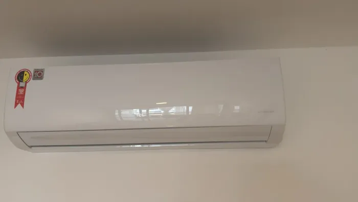 Ar-condicionado TCL Split Inverter 24.000 BTUs (quente e frio), 220V.