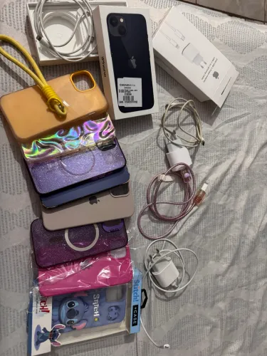 Vendo 8 capinhas do iPhone 13 2 carregador e 2 cabos e uma caixa do iPhone 13