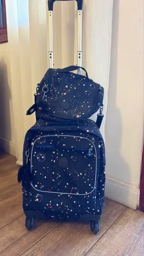 Kit Escolar Kipling Original Galaxy Party - Mochila de Rodinhas + Lancheira