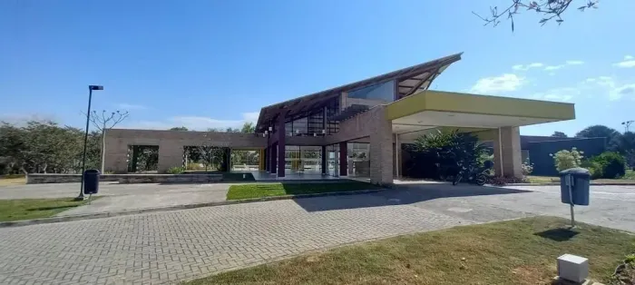 Casa de Alto Padrão no Condomínio Ouroville com 03 Suites e Piscina