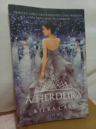 Livro 4 da série A Seleção: "A Herdeira" de Kiera Cass