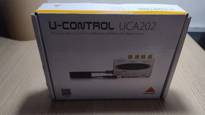 Interface de Áudio Behringer U-Control UCA202 - Na Caixa