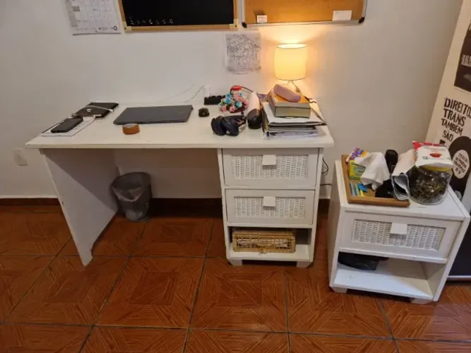 Escrivaninha de madeira maciça