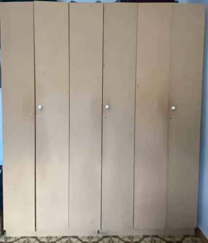 Guarda roupa de madeira com 3 repartições 