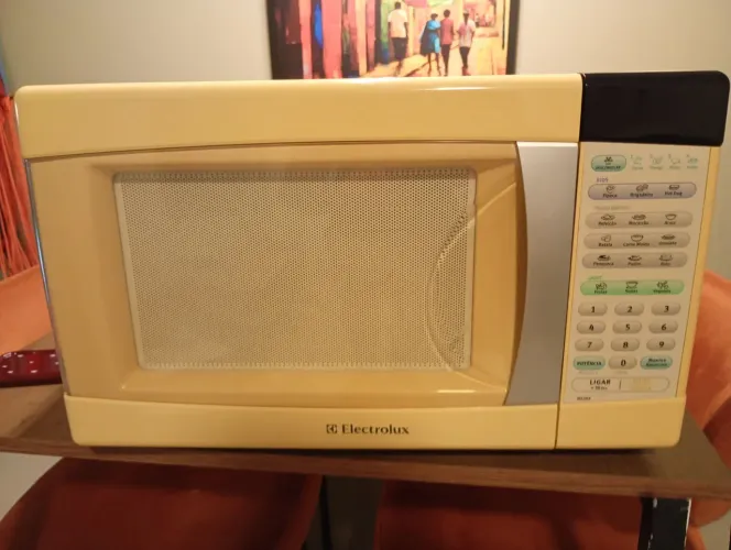 Vendo microondas Eletrolux 28L revisado funcionando perfeitamente.