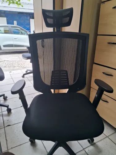 Cadeira presidente relax. Com regulagem de altura e braços 