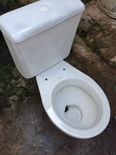 Acento sanitário com caixa acoplada em perfeito estado de conservação
