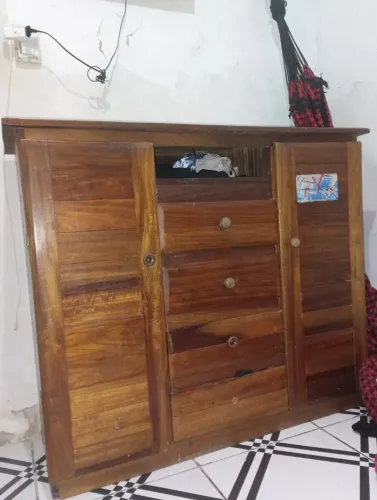 Cômoda de madeira grande com sapateira, em ótimo estado.