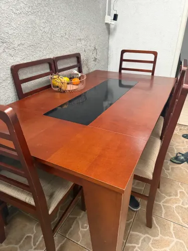 Mesa 6 cadeiras de madeira.