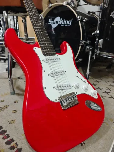 Guitarra Squier Stratocaster Red Regulada