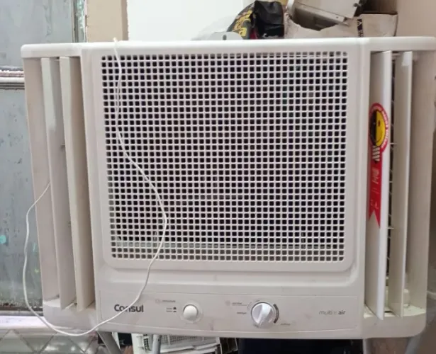 Vendo ar condicionado 10 mil BTUs gelando perfeitamente.