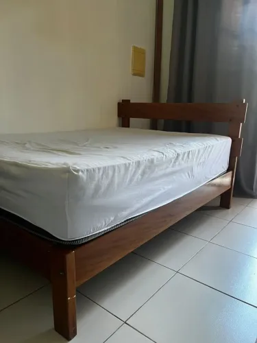 Cama de casal de madeira