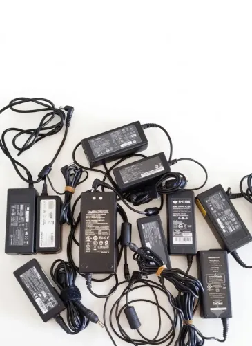 LOTE 10 CARREGADORES DE NOTEBOOK