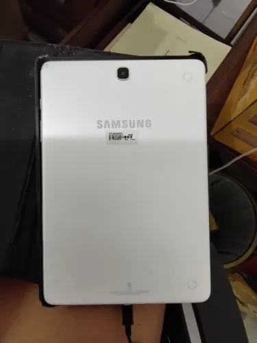 Tablet Samsung tab A - NÃO FUNCIONA APENAS PEÇAS - modelo BSM-P555M -A tela está quebrada.