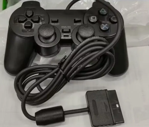 controle joystick compatível com o console PlayStation 2 (PS2).