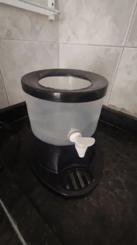Suporte/bebedouro plástico para galão de água (para garrafões de 10L a 20L)