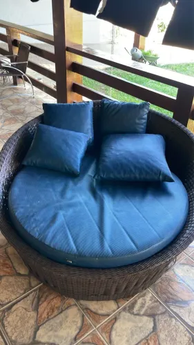 Chaise fibra sintética mais 4 almofadas grandes 
