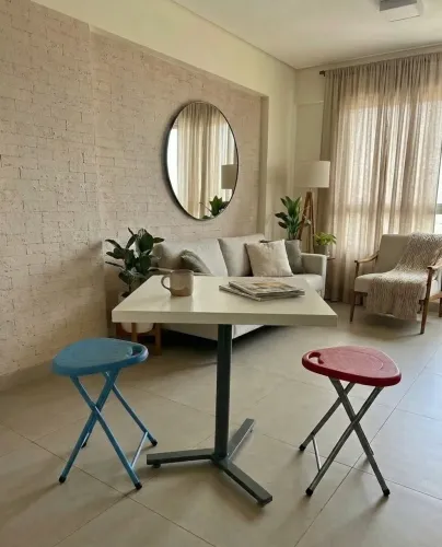 Mesa com duas banquetas preço top