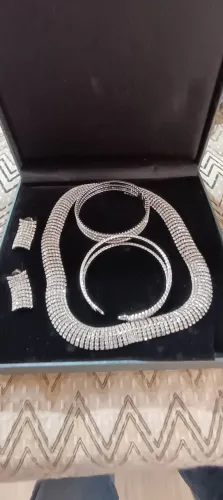 CONJUNTO COLAR, BRINCOS E PULSEIRAS STRASS.
