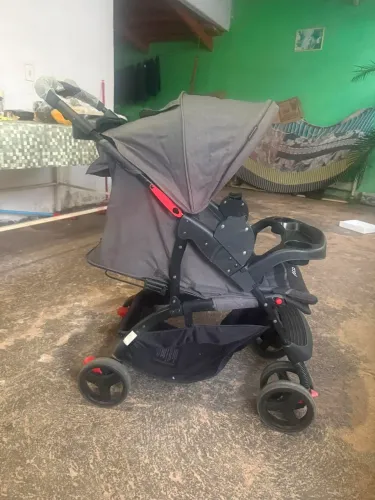 Vendo esse carrinho com bebê conforto da cosco
