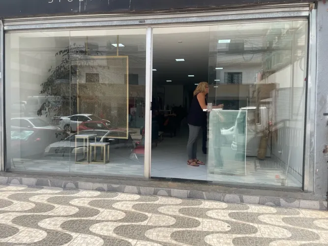 Vende se vitrine de vidro 4 folhas com porta de correr e fechadura