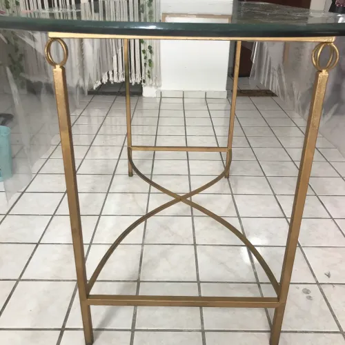 Mesa aparador de vidro com base em ferro medindo largura 1 metro e 41 cm, com altura 74cm