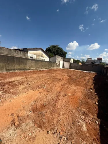 Lote, 318 m² no Jardim Petropolis em Goiânia
