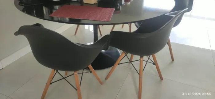 Mesa de jantar redonda preta e sofa retratil reclinavel